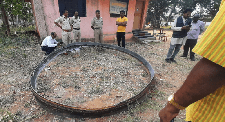 Небо вспыхнуло красным: на индийскую деревню упало 3-метровое металлическое кольцо