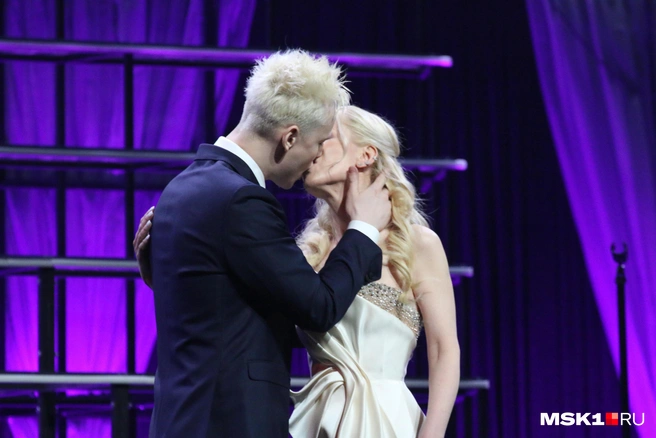 Екатерина Мизулина после росписи в местном загсе с Ярославом Дроновым даже бросила условный «букет невесты» своим фанатам | Источник: Татьяна Спиридонова / MSK1.RU