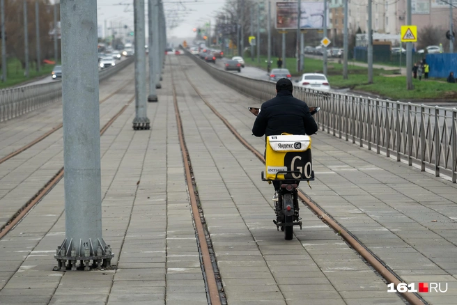 Курьерам удобно передвигаться по пустой дороге, вымощенной плиткой | Источник: Евгений Вдовин / 161.RU