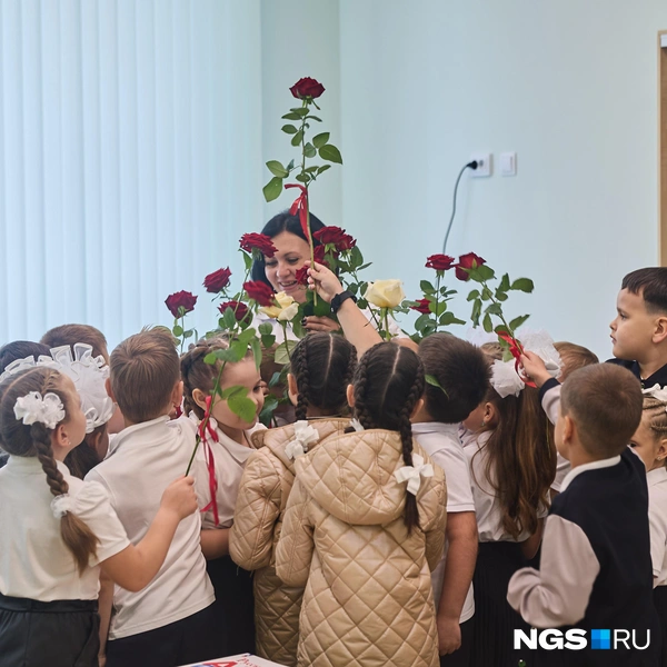 Дети подарили учителю большой букет | Источник: Александр Ощепков / NGS.RU