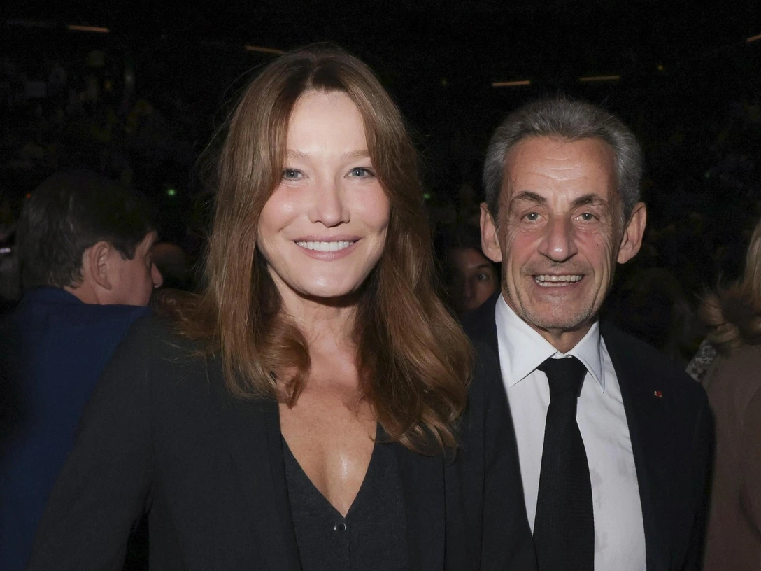 Карла Бруни проводила Николя Саркози в тюрьму под аплодисменты толпы | marieclaire.ru