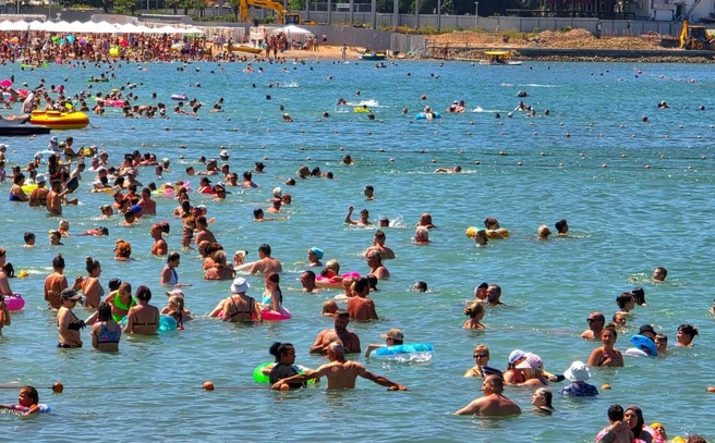 Да и в воде тоже много людей | Источник: «Жизнь на море» / мах.ru