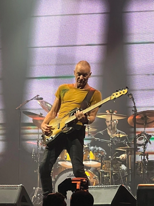 А вот и сам Стинг. Кристина заметила, что в свои 74 года он выглядит просто огненно | Источник: Кристина Базилевская