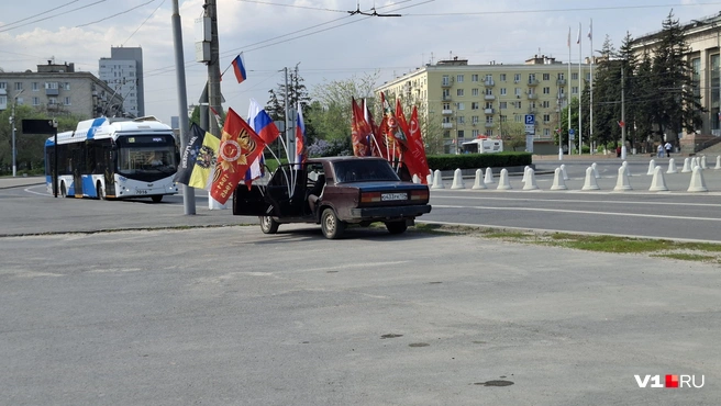 Такие флаги в основном выбирают автомобилисты для торжественного проезда по городу | Источник: Тимофей Крылов / V1.RU