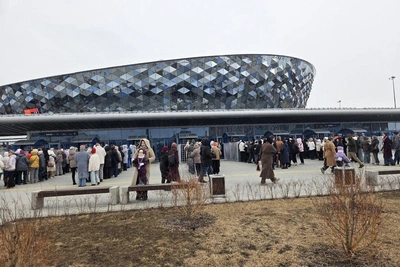 Множество людей собралось у «Сибирь-Арены»