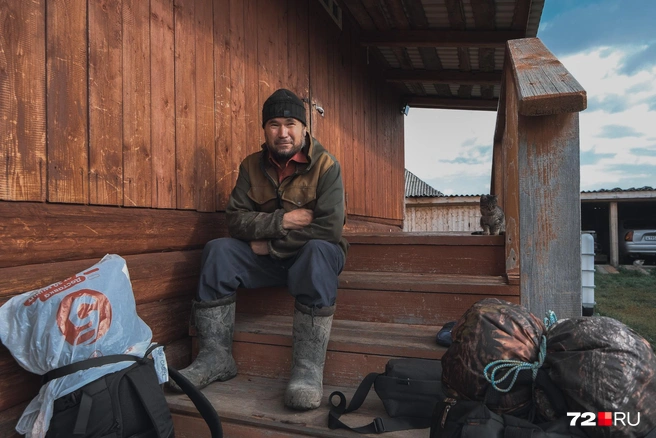 Рядом с Абдуллой — то, что берем с собой в тайгу | Источник: Анастасия Малышкина / 72.RU