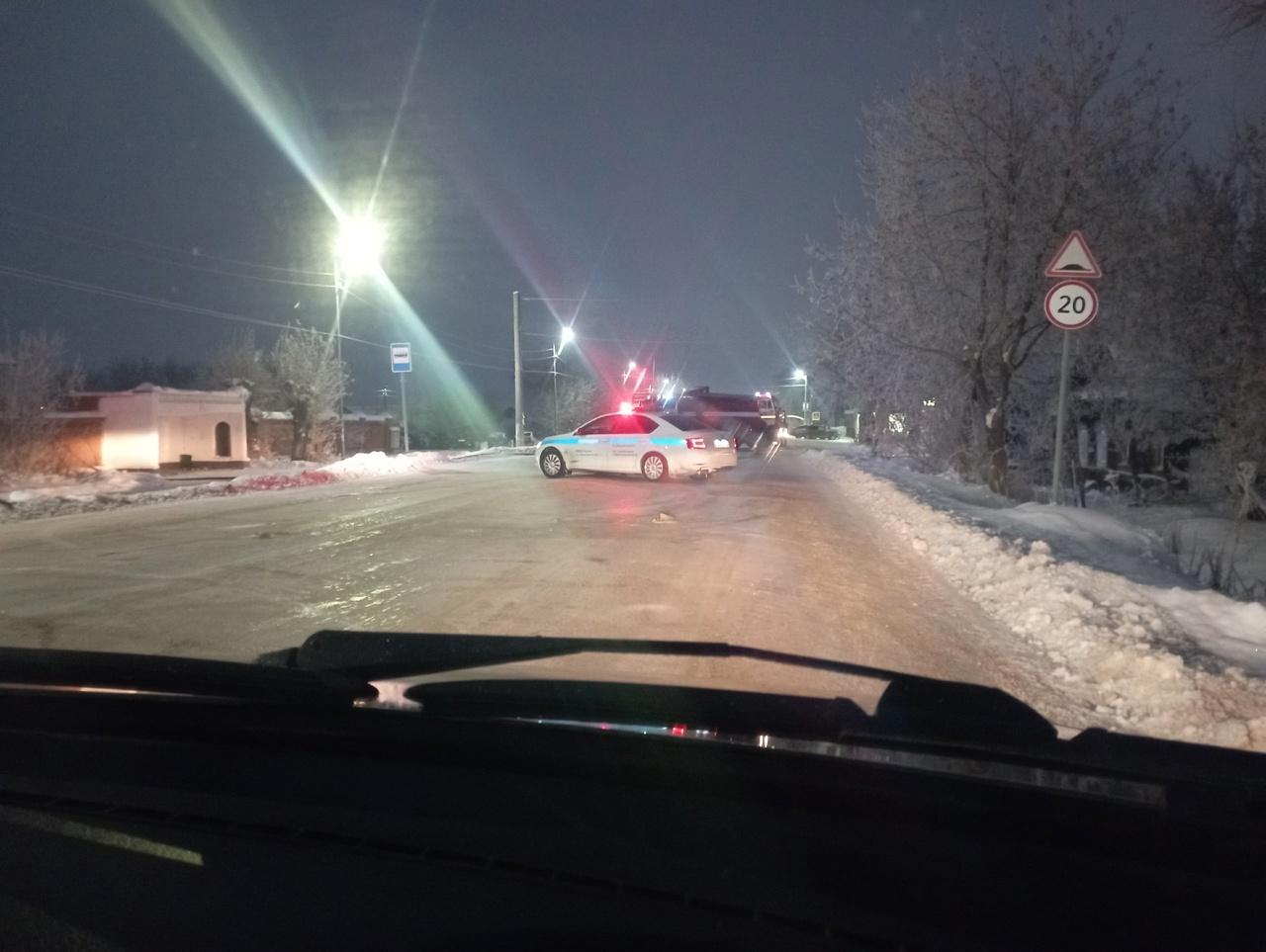 В Чернушке ночью загорелся ангар и сгорели пять автомобилей 7 дкабря 2022 г  - 7 декабря 2022 - 59.ру