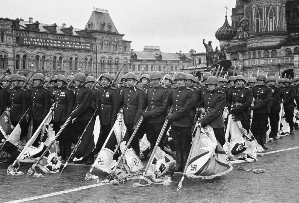 Колонна офицеров Красной Армии с поверженными фашистскими знаменами 24 июня — фото из Главного архивного управления города Москвы | Источник: М. Трахман / Mosarchive.mos.ru