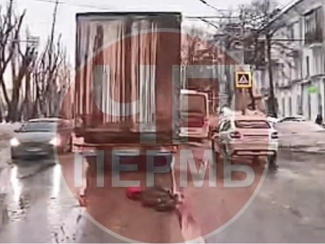 После аварии тело женщины осталось лежать на дороге | Источник: ЧП Пермь / Telegram