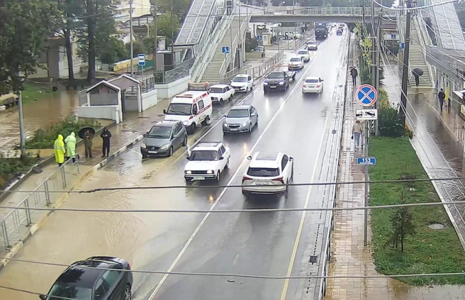 Обстановка в Лоо на 14:00. Дорожники работают, вода уходит | Источник: Веб-камеры «бизнес Связь»