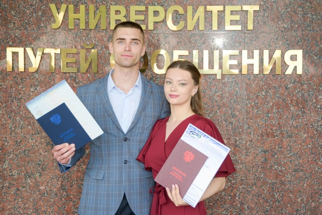 В 2025 году университет окончили более 3000 молодых специалистов, 448 из них завершили обучение с красными дипломами | Источник: УрГУПС