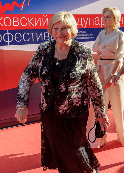 Елена Драпеко: «Вера Брежнева в одном интервью русская, в другом — украинка. Она человек без Родины»