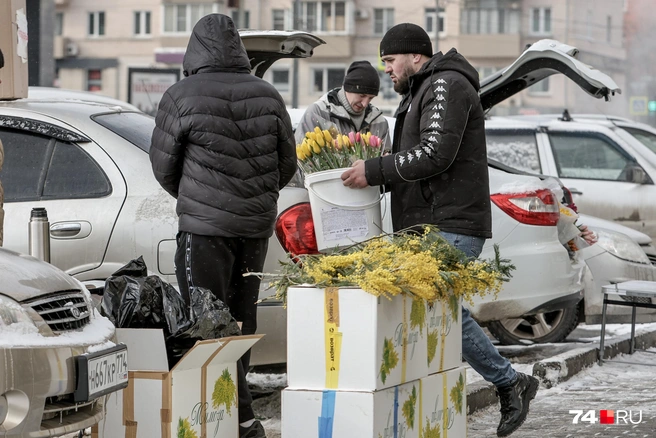 Еще одно место с концентрацией цветов сегодня у «Золотого яблока» на Сони Кривой | Источник: Наталья Лапцевич