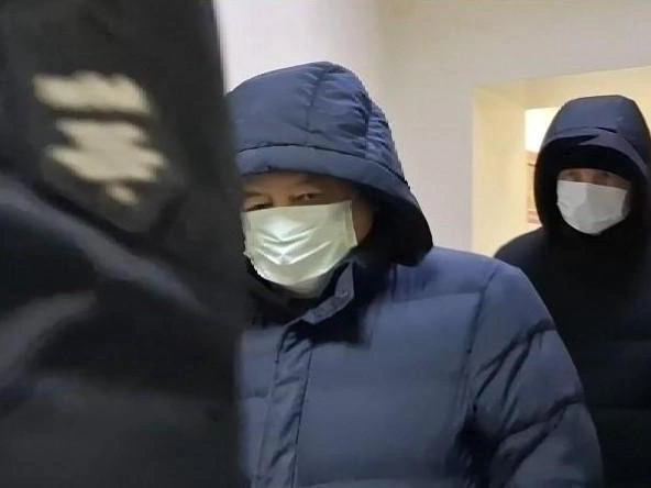 Эльдор Азизов скрывал лицо под медицинской маской | Источник: Тимофей Крылов / V1.RU