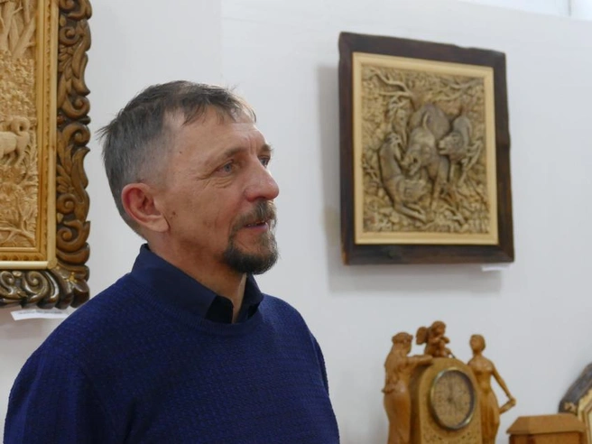 Сергей Баженов на своей выставке | Источник: Краеведческий музей Петровска-Забайкальского