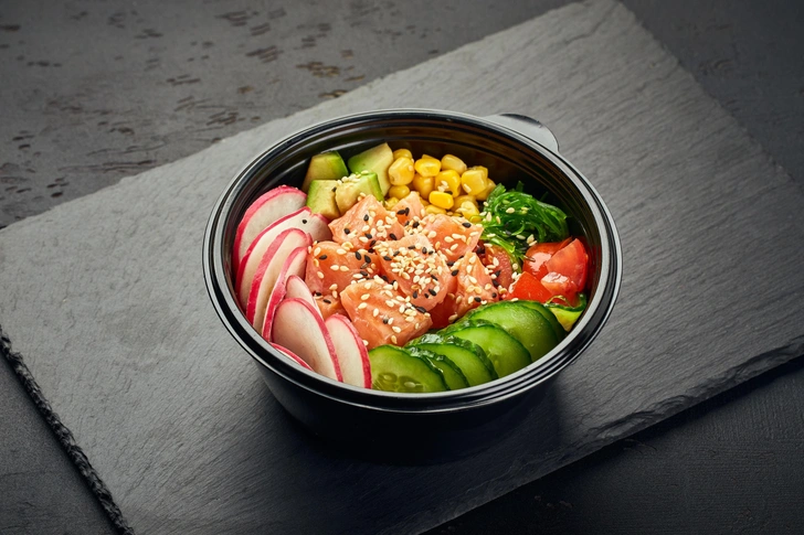 Тартар из тунца с огурцом и кунжутом
