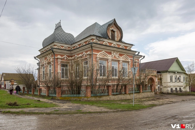 Одно из красивейших зданий Дубовки — районная библиотека. Снаружи на него еще можно смотреть бесплатно. За вход уже надо заплатить | Источник: Константин Завриков / V1.RU