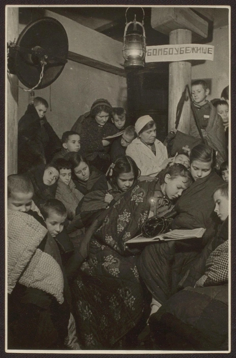 Зима 1942 года, взрослые и дети в бомбоубежище | Источник: С. Струнников. Репродукция. Президентская библиотека ТАСС