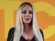 «Да нормально я реагирую на его фотки!»: Анна Седокова вылизывает экран телефона после появления с новым парнем
