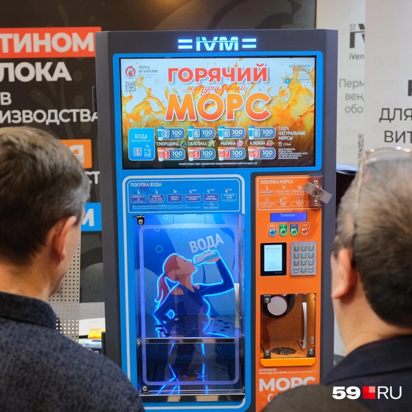 Слева — отделение, где можно налить воду (хоть 5-литровую бутыль), а справа — отсек морсов | Источник: Тимофей Калмаков / 59.RU