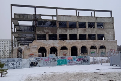 Недостроенный теннисный корт экс-депутата выставлен на торги