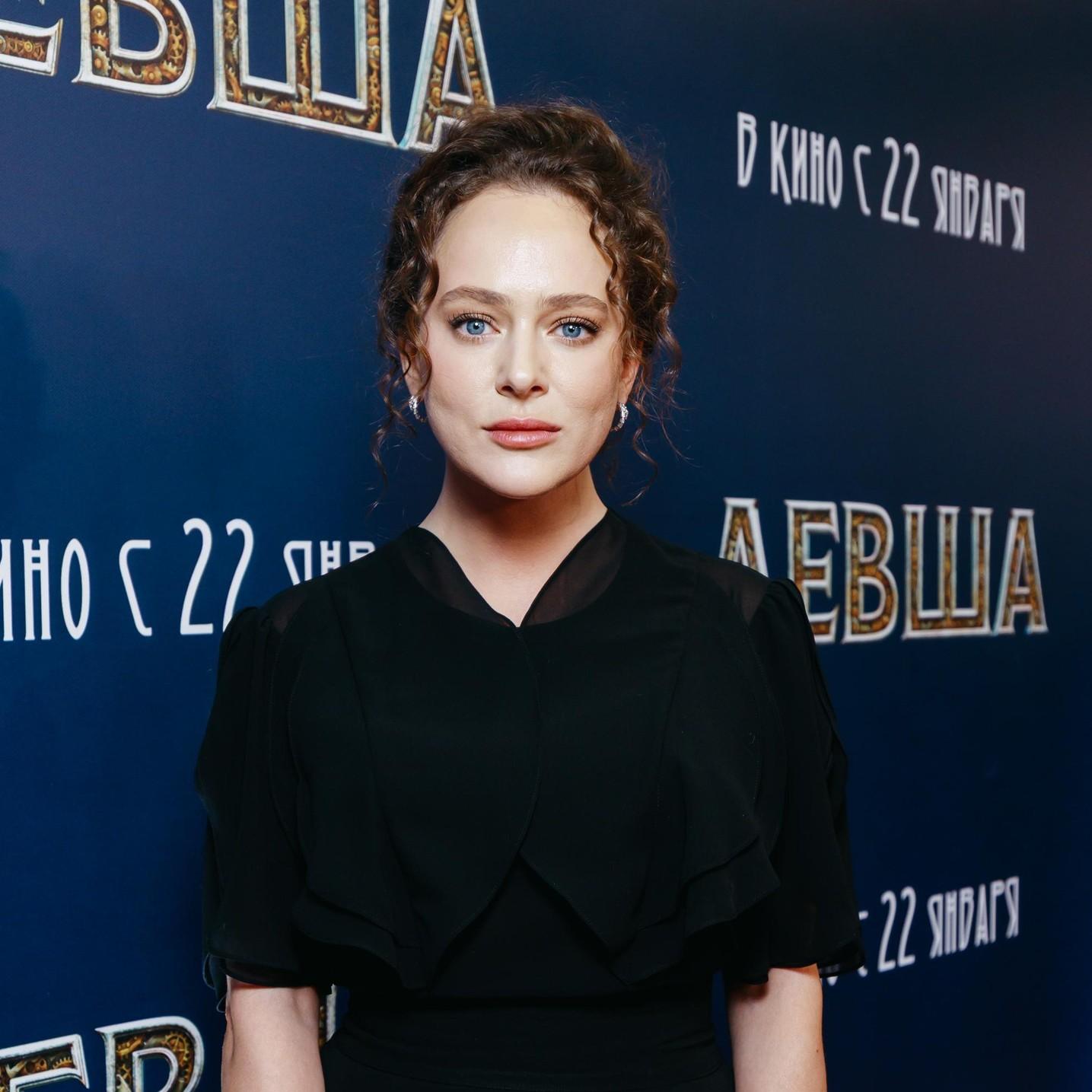 Первая премьера Тарасовой после суда, Федотов с новой девушкой — звездой «Москва слезам не верит», блаженный Богатырев: «Левша»