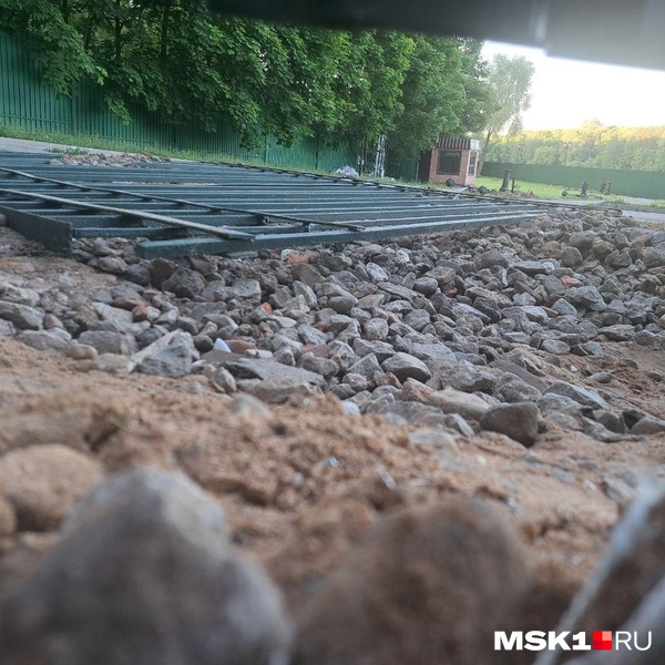 За новым забором можно заметить старый | Источник: Арина Майорова / MSK1.RU