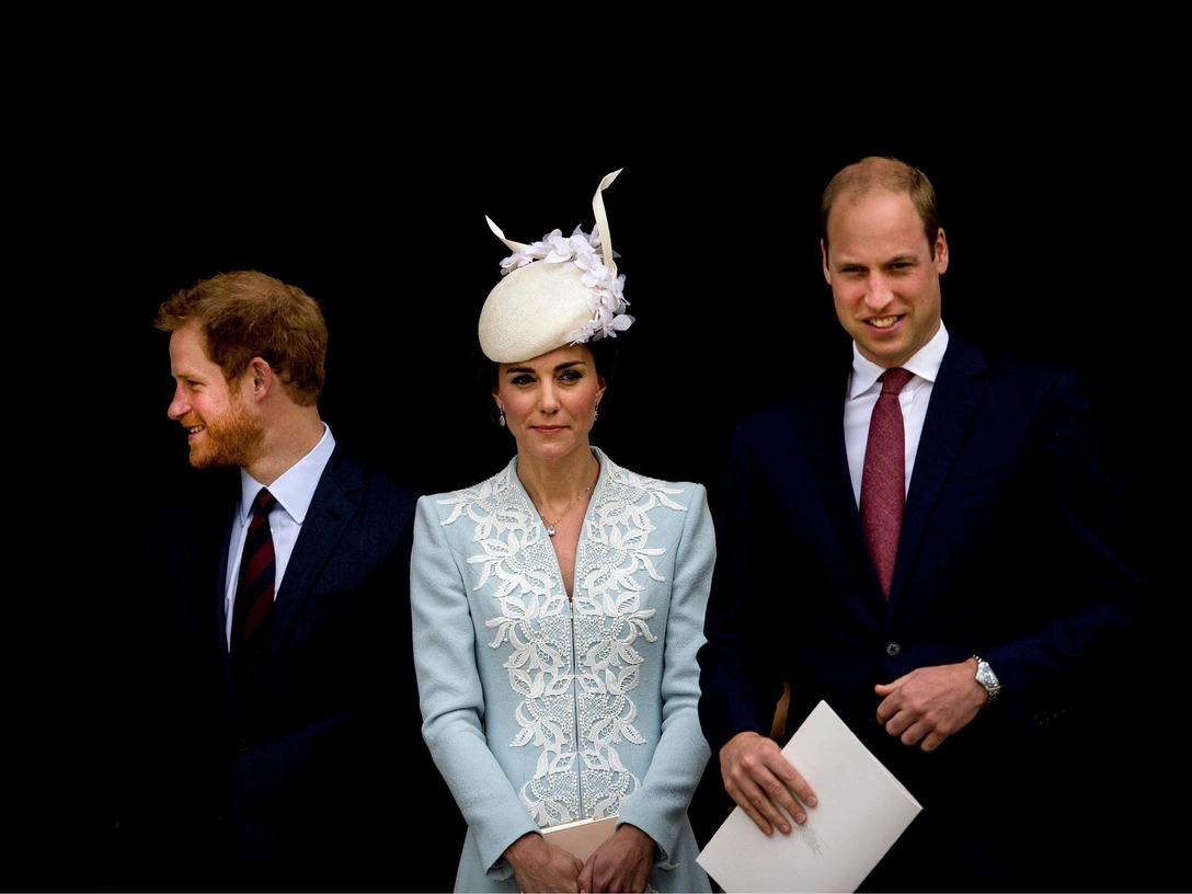 Принц Гарри и принц Уильям с Кейт Миддлтон на службе, 2016 год | marieclaire.ru