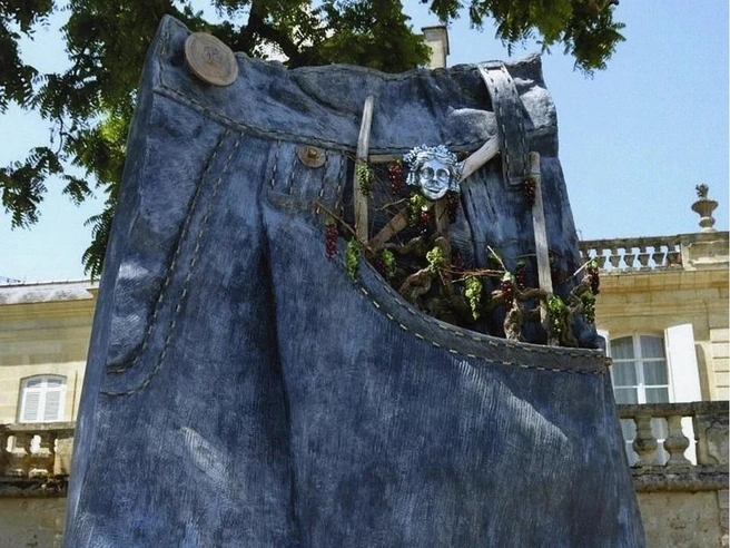 Томек Кавьяк, XX век, скульптура, установленная в 1997 году в Грассе&nbsp;— на родине духов «Шанель № 5» и месте действия романа «Парфюмер» Патрика Зюскинда | Источник: Центр Михаила Шемякина