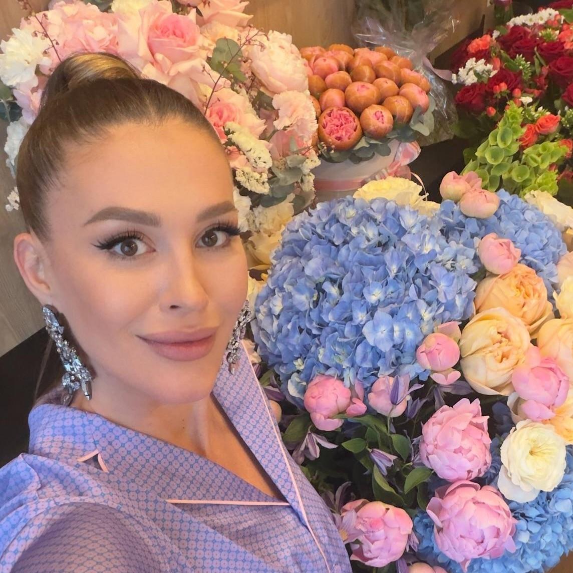 Беременная Анна Бузова скромно отметила 38-летие с мужем и сестрой: «У меня есть все. Желать больше — наглость»