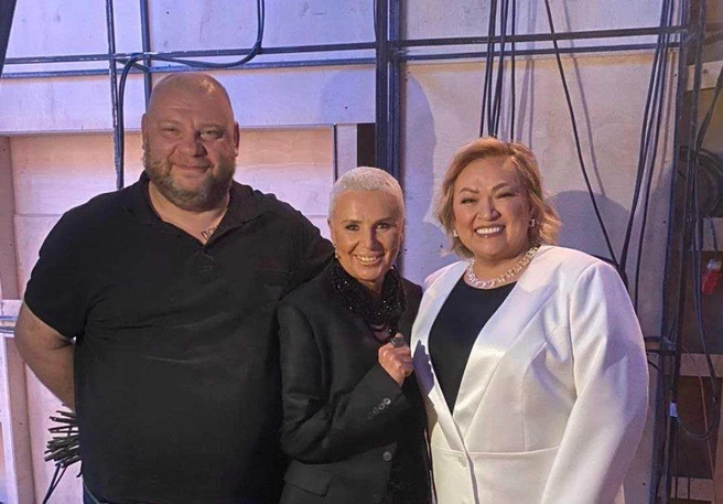 Светлана и ее супруг Алексей вместе с ведущей «Модного приговора» Лилией Рах | Источник: пресс-служба «Почты России»