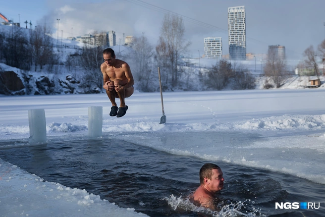 Моржи ловко прыгают в воду, чувствуете как вот-вот вас накроют ледяные брызги? | Источник: Александр Ощепков / NGS.RU