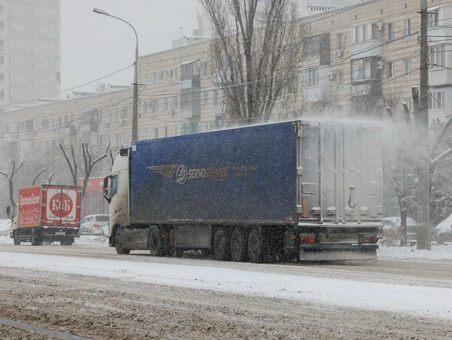 За время короткой остановки на светофоре на полуприцепах успевал накопиться слой снега. | Источник: Алексей Волхонский / V1.RU