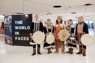 170 портретов коренных народов планеты в одном месте. В отделении ООН продолжается фотовыставка «Мир в лицах»