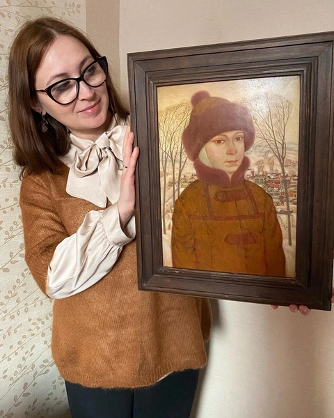 Анастасия Вострецова со своим детским портретом работы отца | Источник: архив Анастасии Вострецовой 