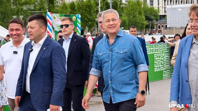 Радий Хабиров стильно оделся на праздники | Источник: Булат Салихов / UFA1.RU