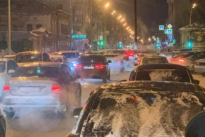 Снегопад парализовал дороги Тюмени