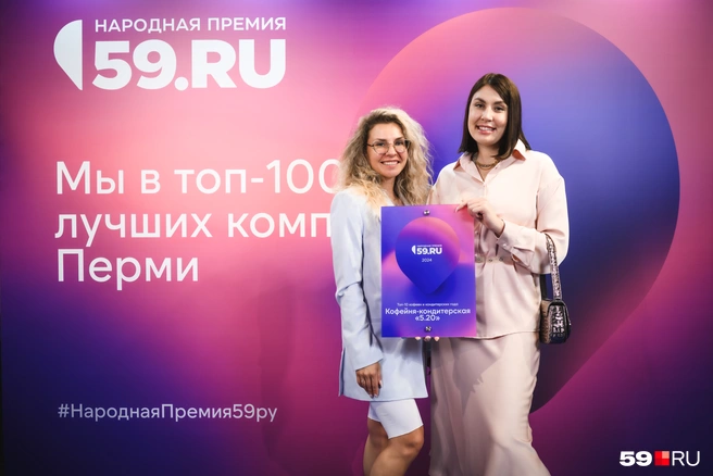 Девушкам из сети кондитерских 5.20 приятно, что их клиенты помогли им войти в десятку финалистов Народной премии | Источник: Андрей Чунтомов