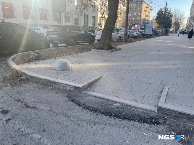 Здесь тоже между тротуаром и дорогой — довольно резкий переход | Источник: Александр Ощепков / NGS.RU