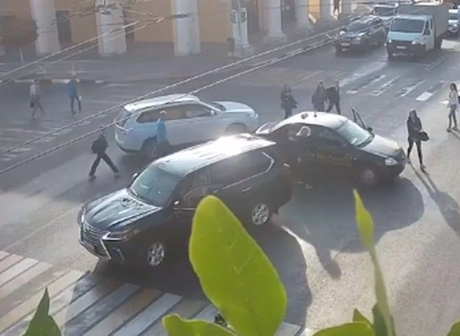 В центре Рязани столкнулись Lexus и такси (видео) | ya62.ru