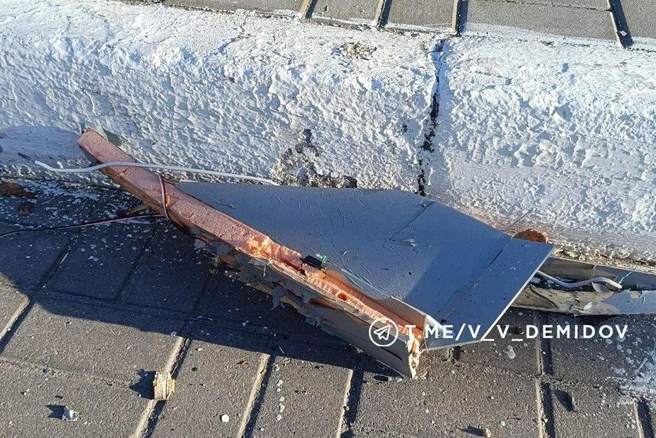 Рядом лежали части беспилотника | Источник: ДЕМИДОВ / Telegram 