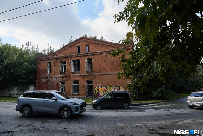 Старинный Военный городок строил отец знаменитого новосибирца лётчика-аса Александра Покрышкина | Источник: Александр Ощепков / NGS.RU