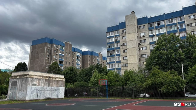 Дома в разных углах жилого комплекса обозначены разными цветами | Источник: Никита Зырянов / 93.RU