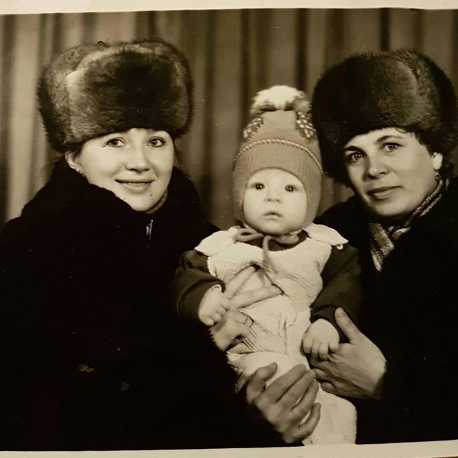 На фото: маленький Слава, его мама и бабушка, на чьих хрупких плечах, по словам Ирины, держится вся большая семья | Источник: соцсети Ирины Чепурченко