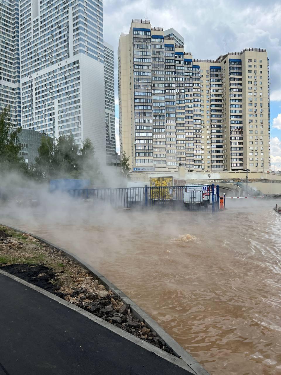 На юге Москвы прорвало трубу с горячей водой: район Чертаново затопило,  МОЭК устраняет повреждения трубы, в Северном Чертаново потом - 26 июня 2023  - МСК1.ру