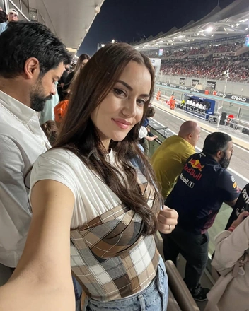 Узнали брюнета на заднем плане? | Источник: evcenf / Instagram (экстремистская организация, деятельность запрещена на территории РФ)