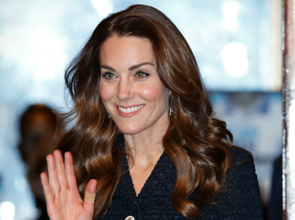 Украшение со смыслом: герцогиня Кейт и ее «ювелирный реверанс» Королеве | marieclaire.ru