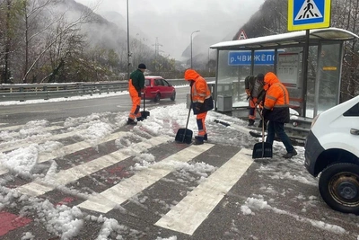 Федеральные дорожники начали круглосуточную очистку дорог в Сочи