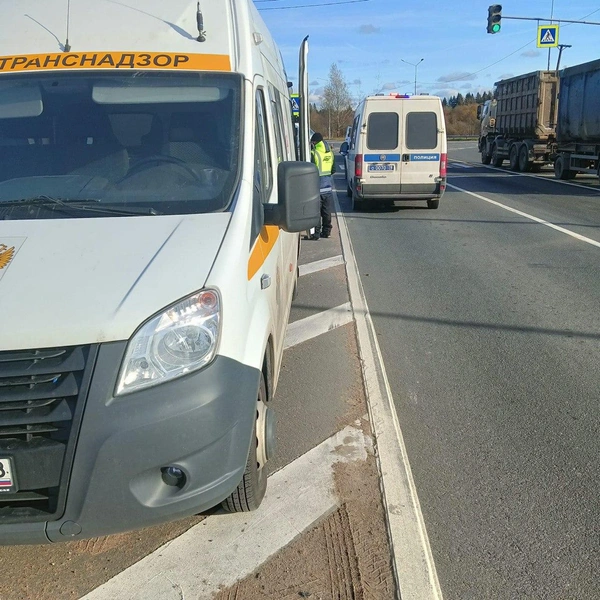 16 сотрудников порта попали в ДТП с автокраном в Ленобласти. Без пострадавших не обошлось | Источник: Комитет по транспорту Ленобласть