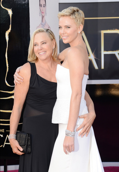Мама Шарлиз Терон — ее верная спутница на «Оскаре» с 2013 года